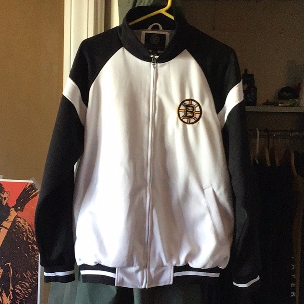 COPY - NBA Boston Bruins. Men’s small but fits Medium as well. White and Black.